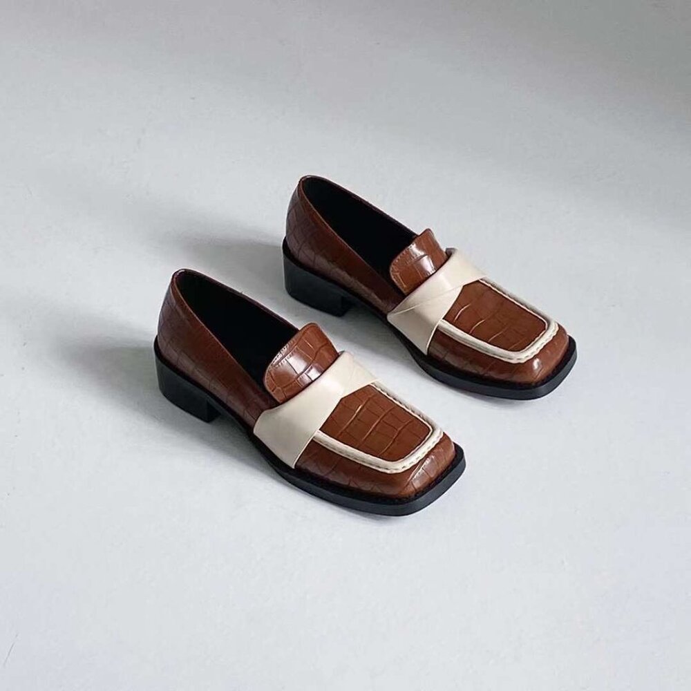 Square toe crack tie loafer